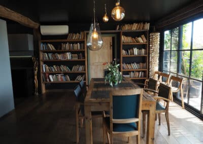 Le Lodge - bibliothèque et salle à manger