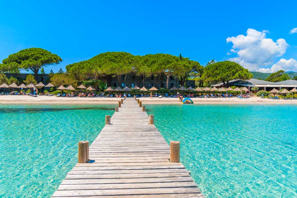 La Plage de Santa Giulia Un Paradis pour les Activités Nautiques